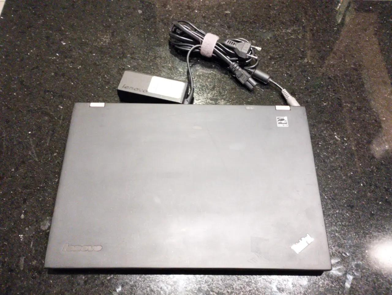 Laptop Lenovo negra usada - miniatura 1
