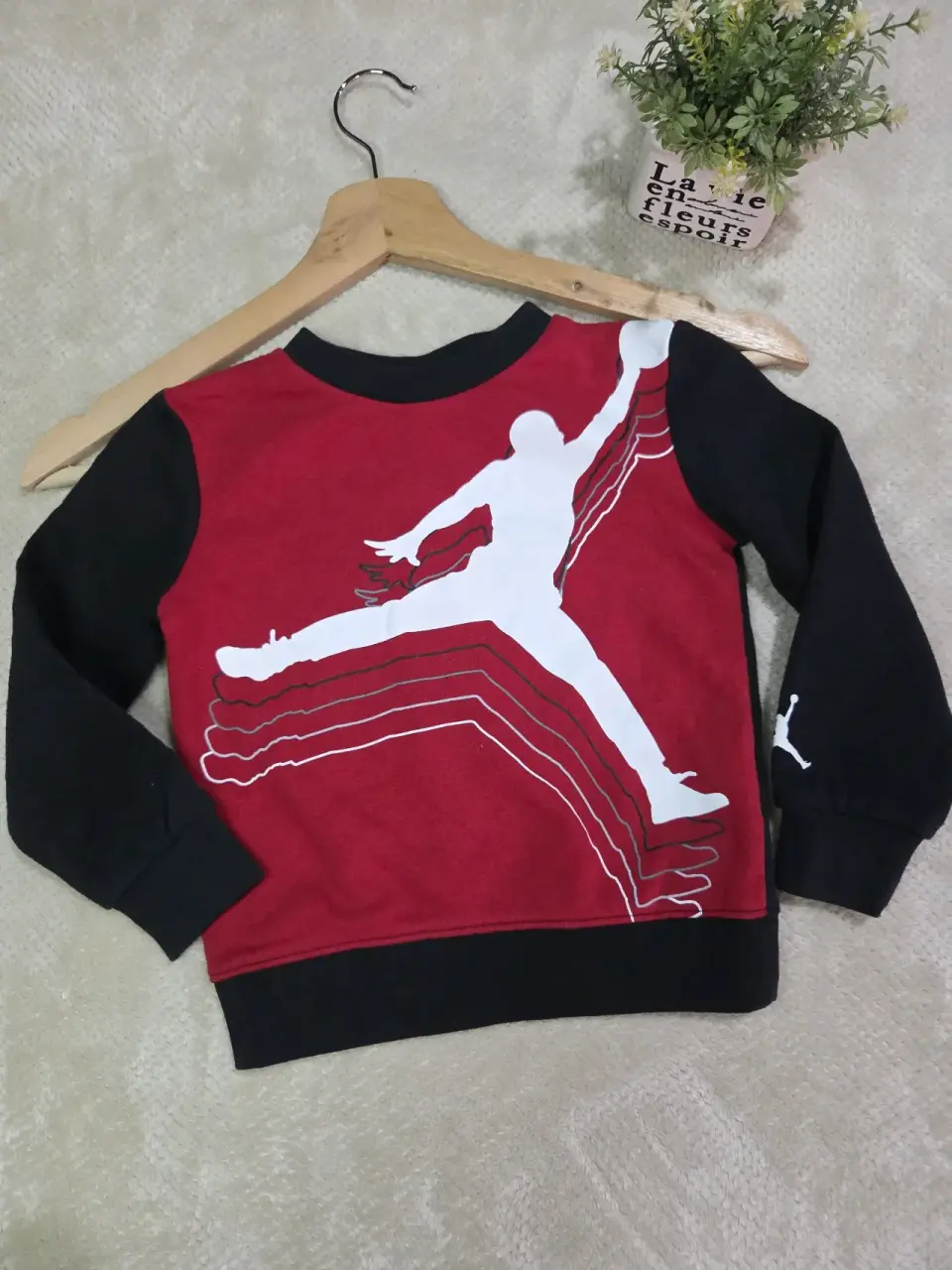 Polerón infantil rojo con diseño original. Talla 2