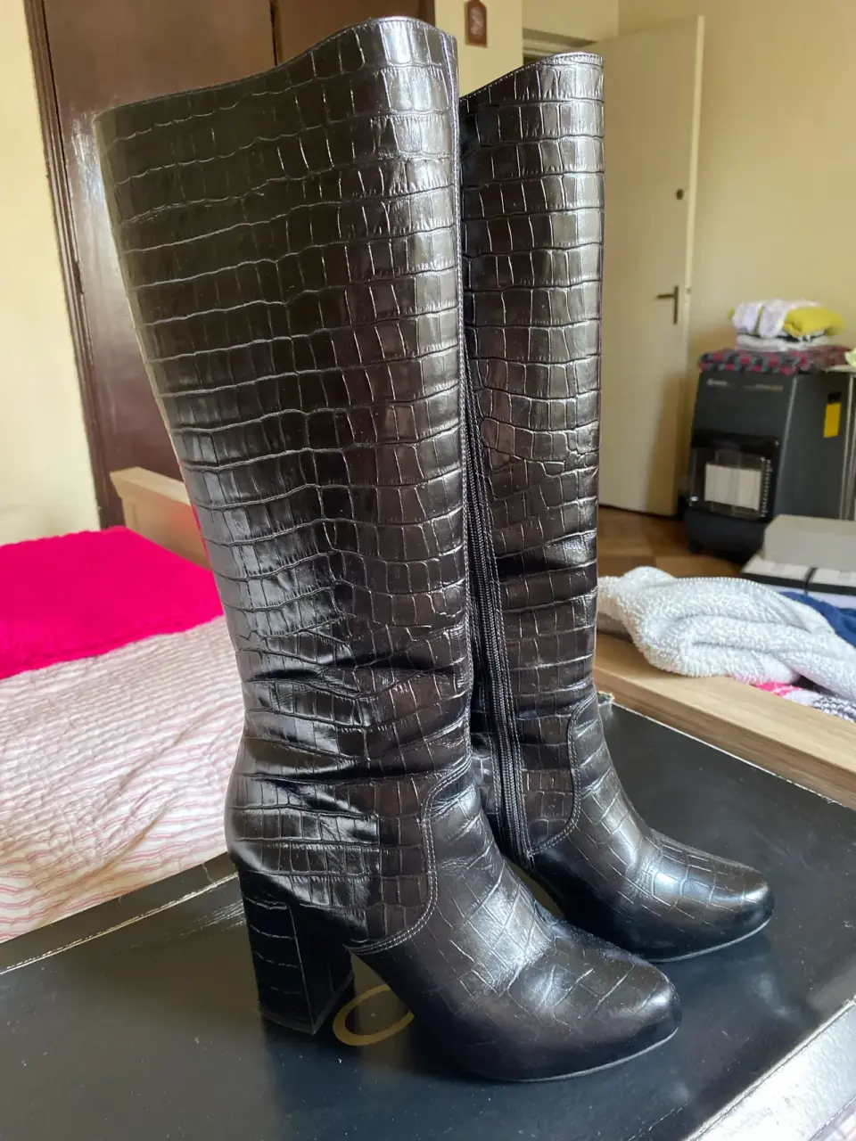 Botas altas negras con textura - miniatura 1