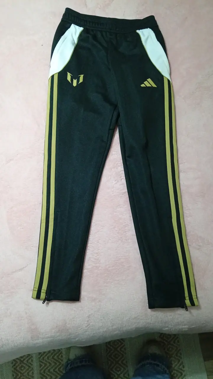 Chaqueta deportiva negra y dorada - miniatura 2