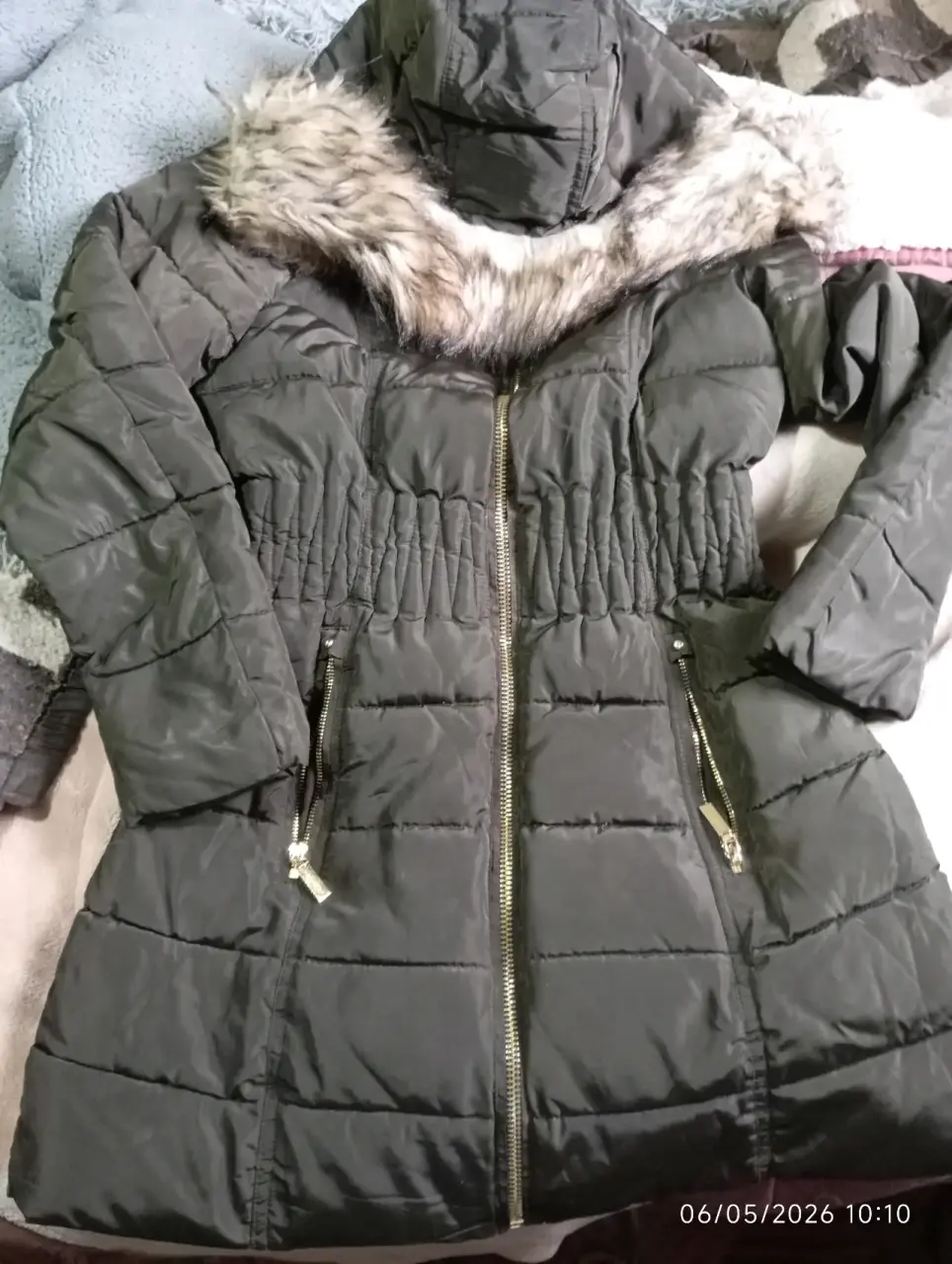 Parka gris con capucha y forro de piel
