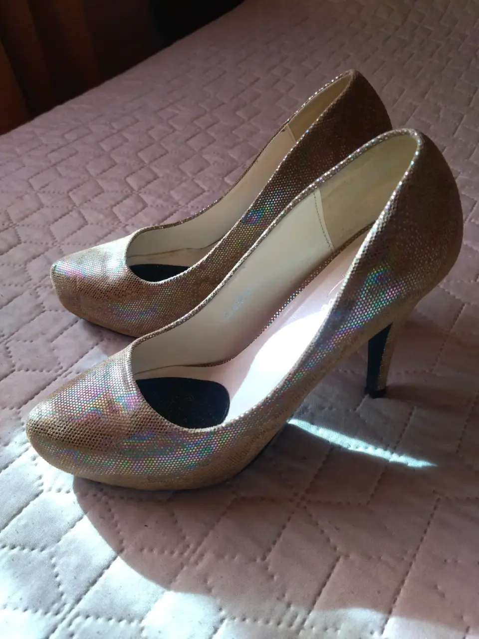 Tacones dorados brillantes - miniatura 1