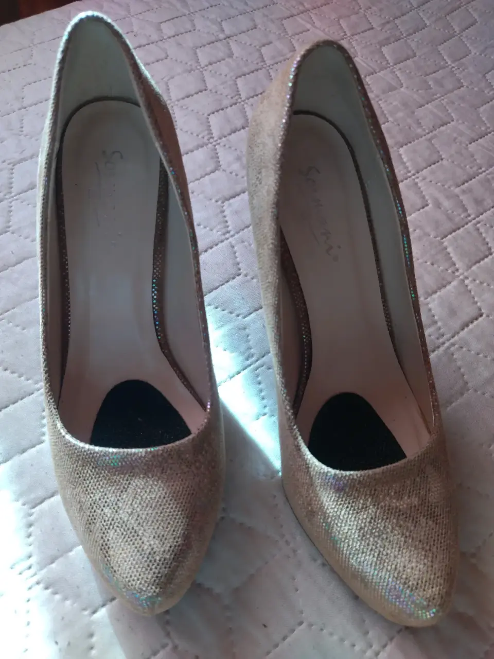 Tacones dorados brillantes - miniatura 2