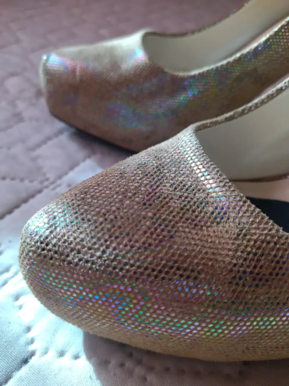 Tacones dorados brillantes - miniatura 3