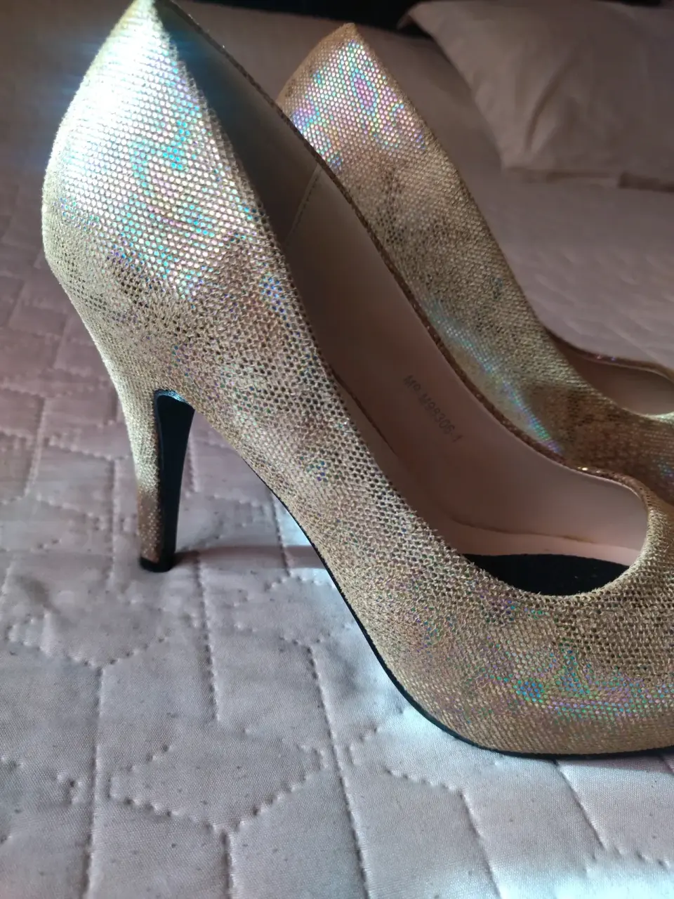 Tacones dorados brillantes - miniatura 4
