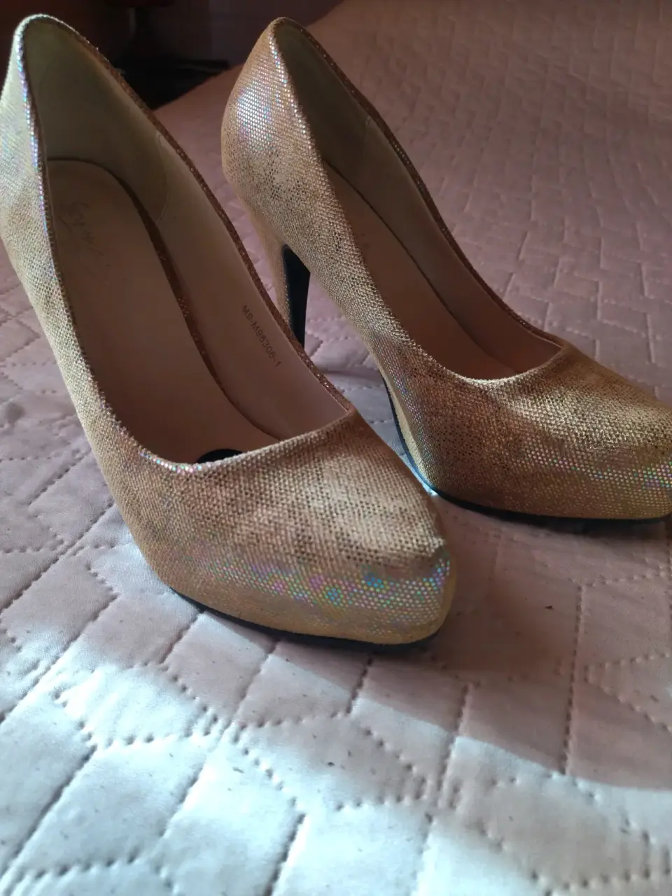 Tacones dorados brillantes - miniatura 5