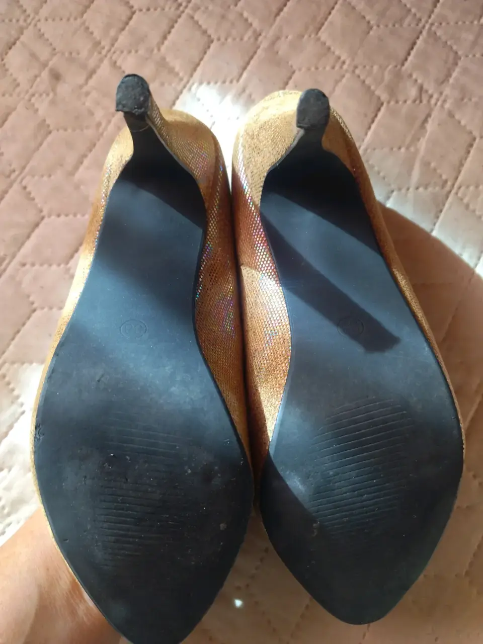 Tacones dorados brillantes - miniatura 6