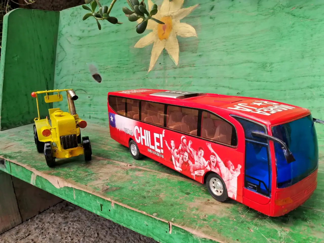 Juguete bus Chile rojo - miniatura 1