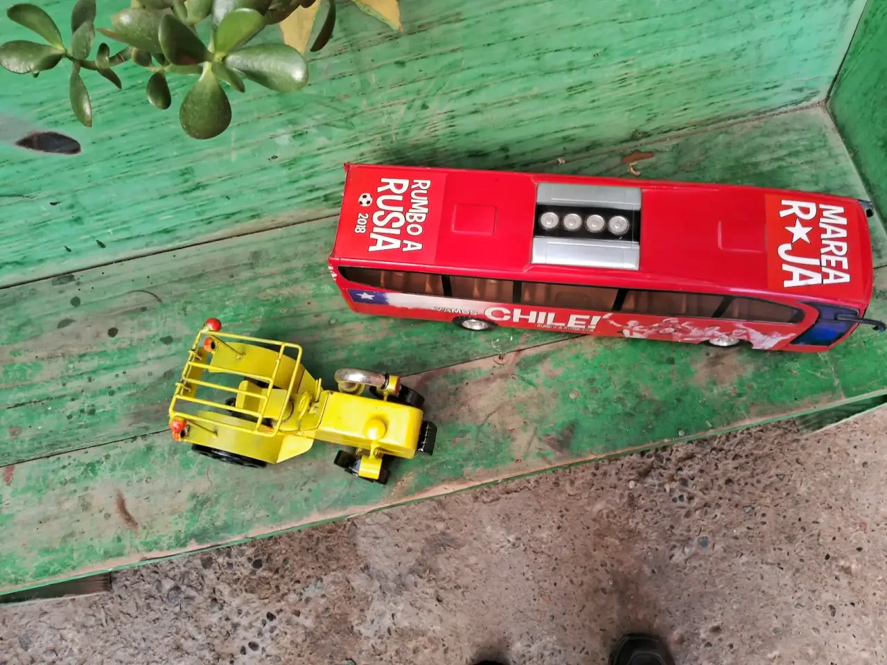 Juguete bus Chile rojo - miniatura 2