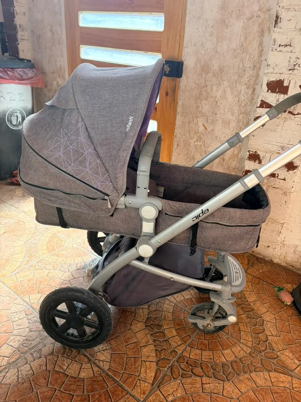 Coche de bebé Infanti gris - miniatura 1