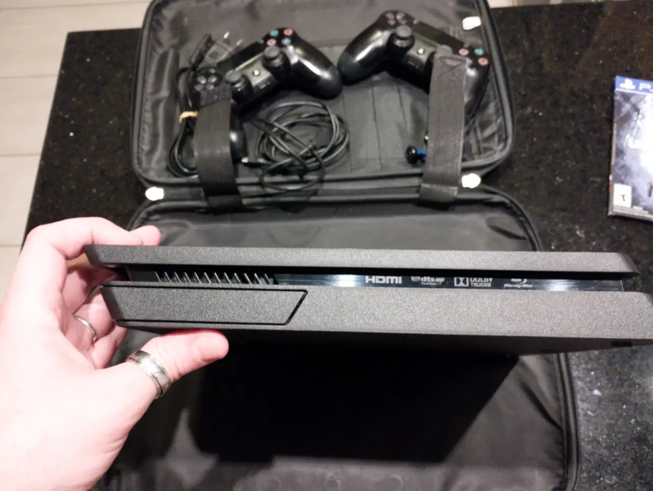 Consola de juegos con accesorios - miniatura 1