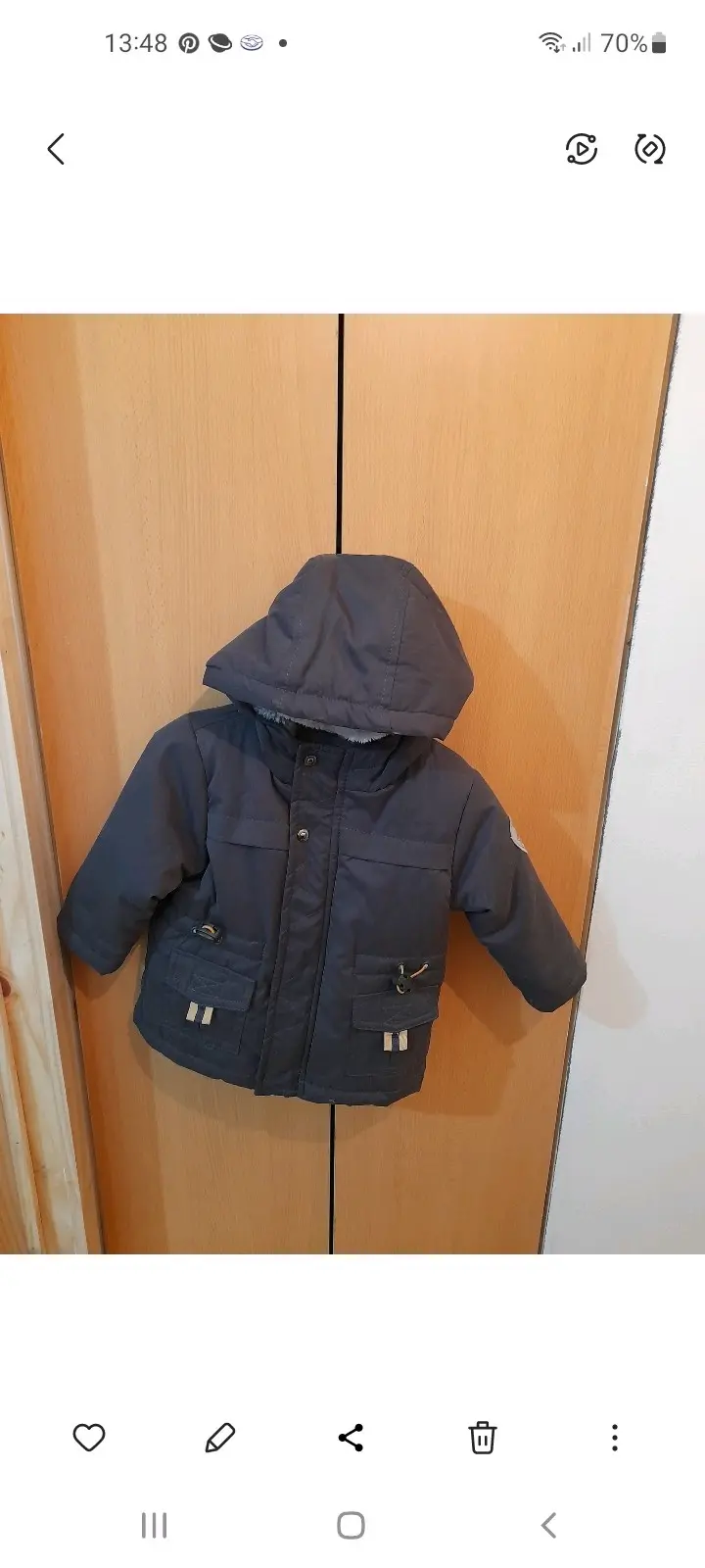 Chaqueta azul con capucha para niño