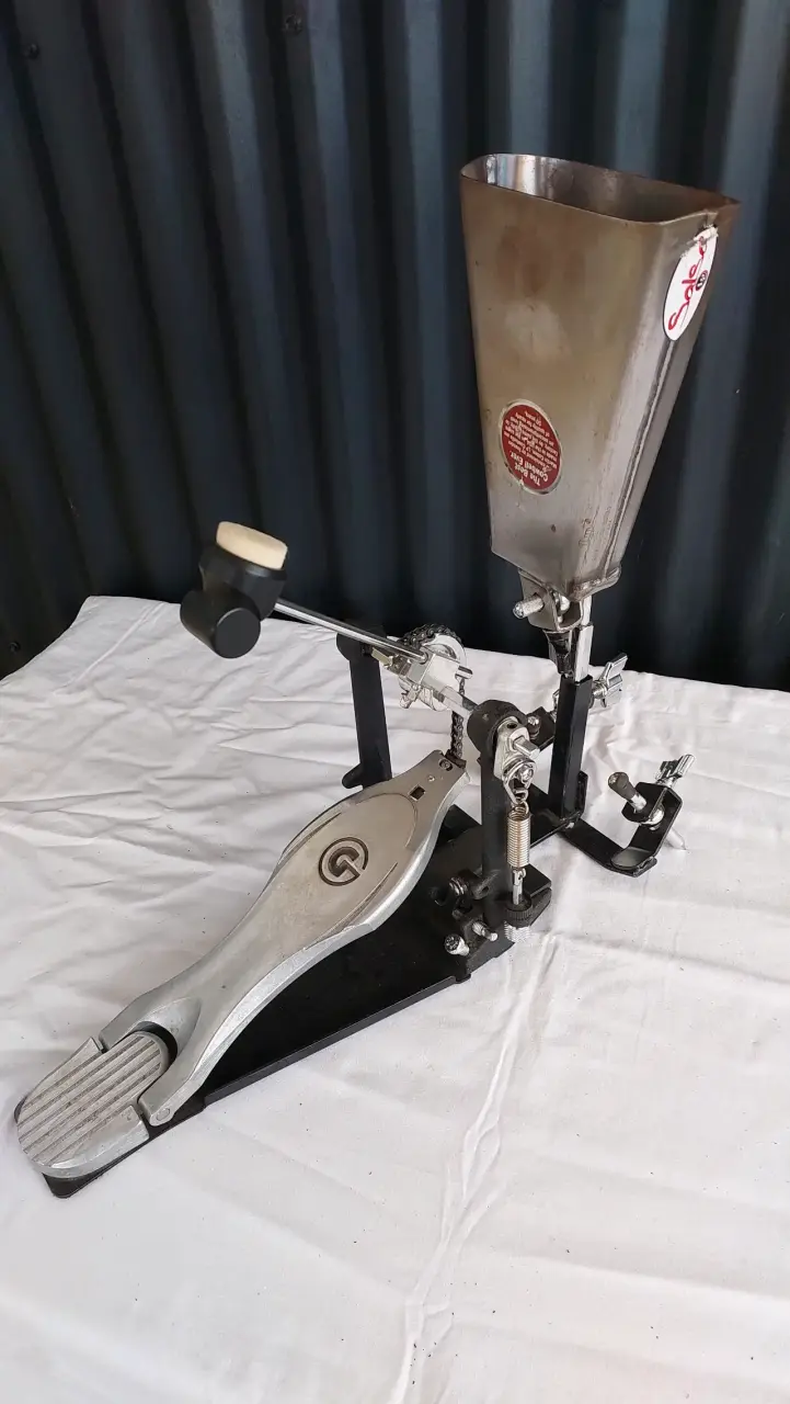 Pedal de bombo con gajate LP y campana salsa LP
