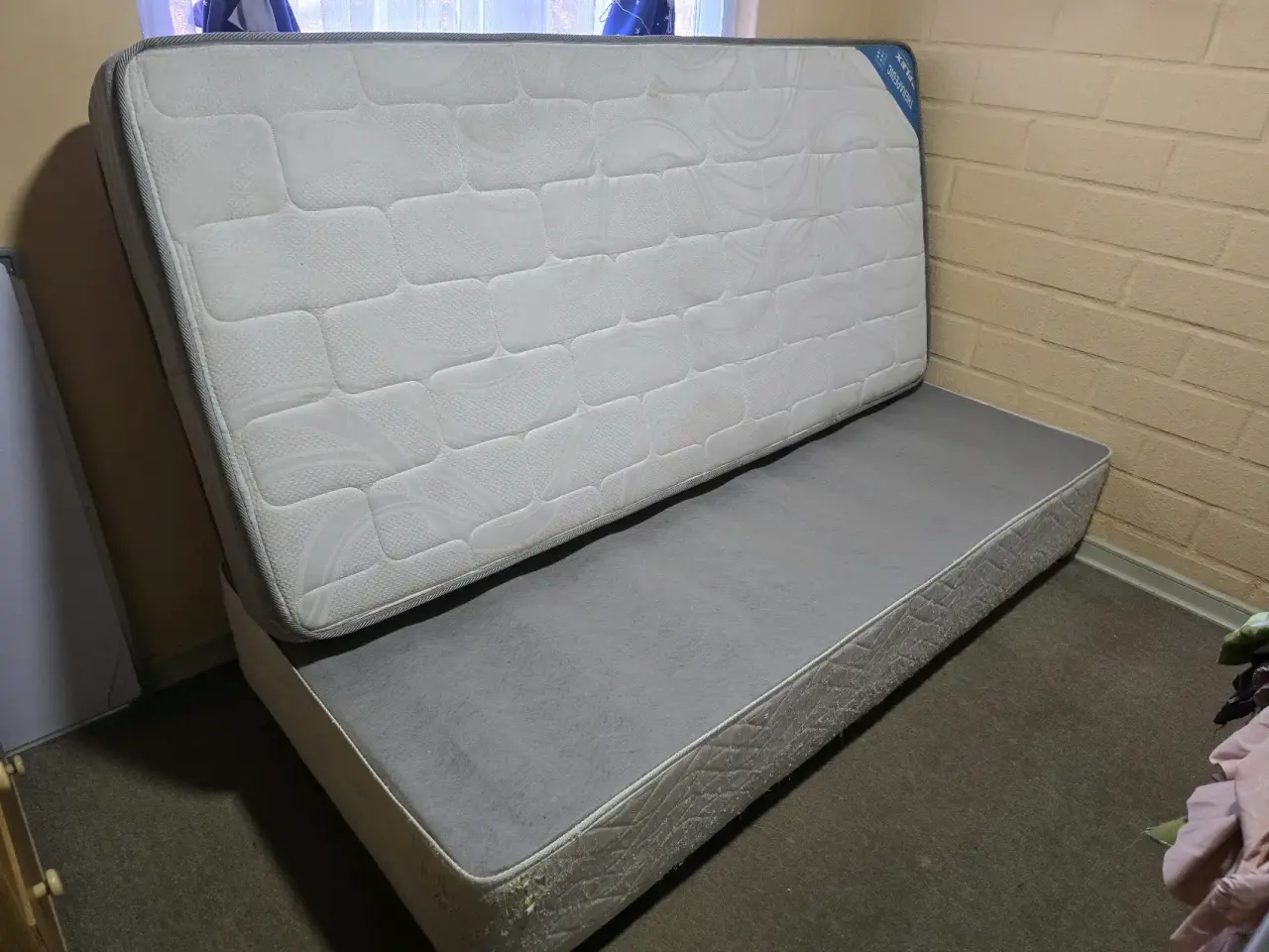 Colchón y base de cama usados