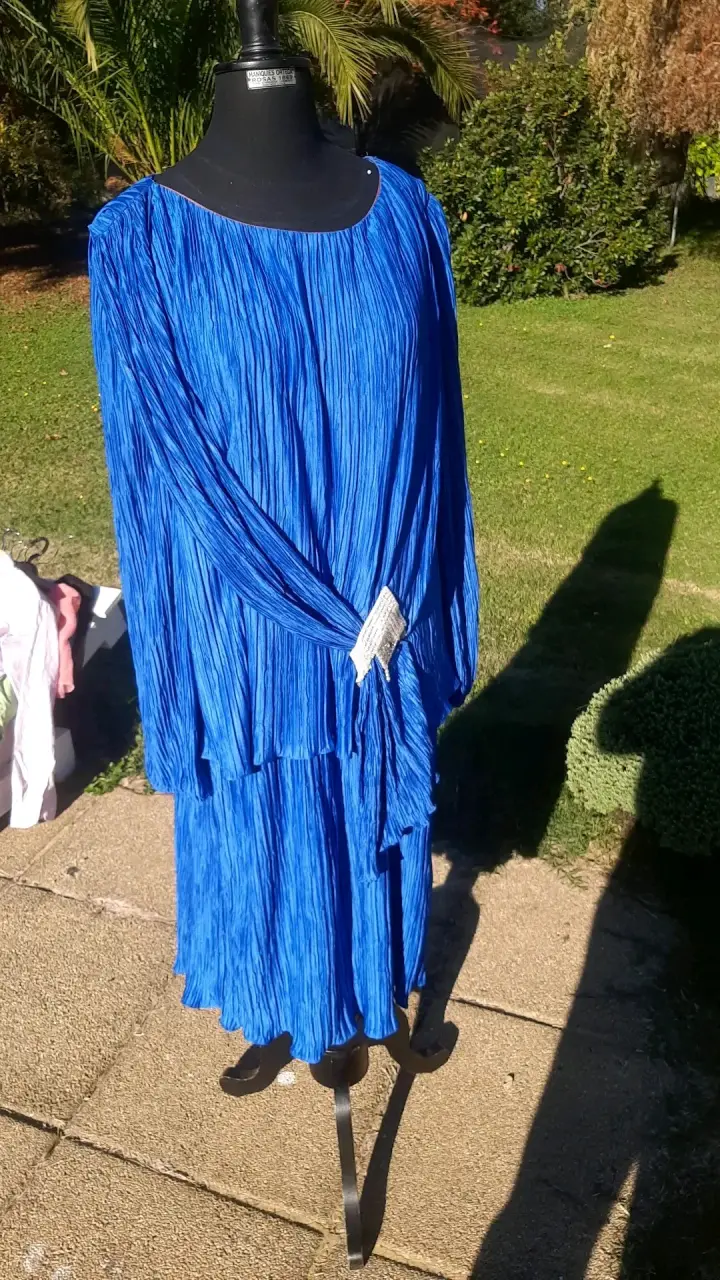 Vestido azul plisado elegante