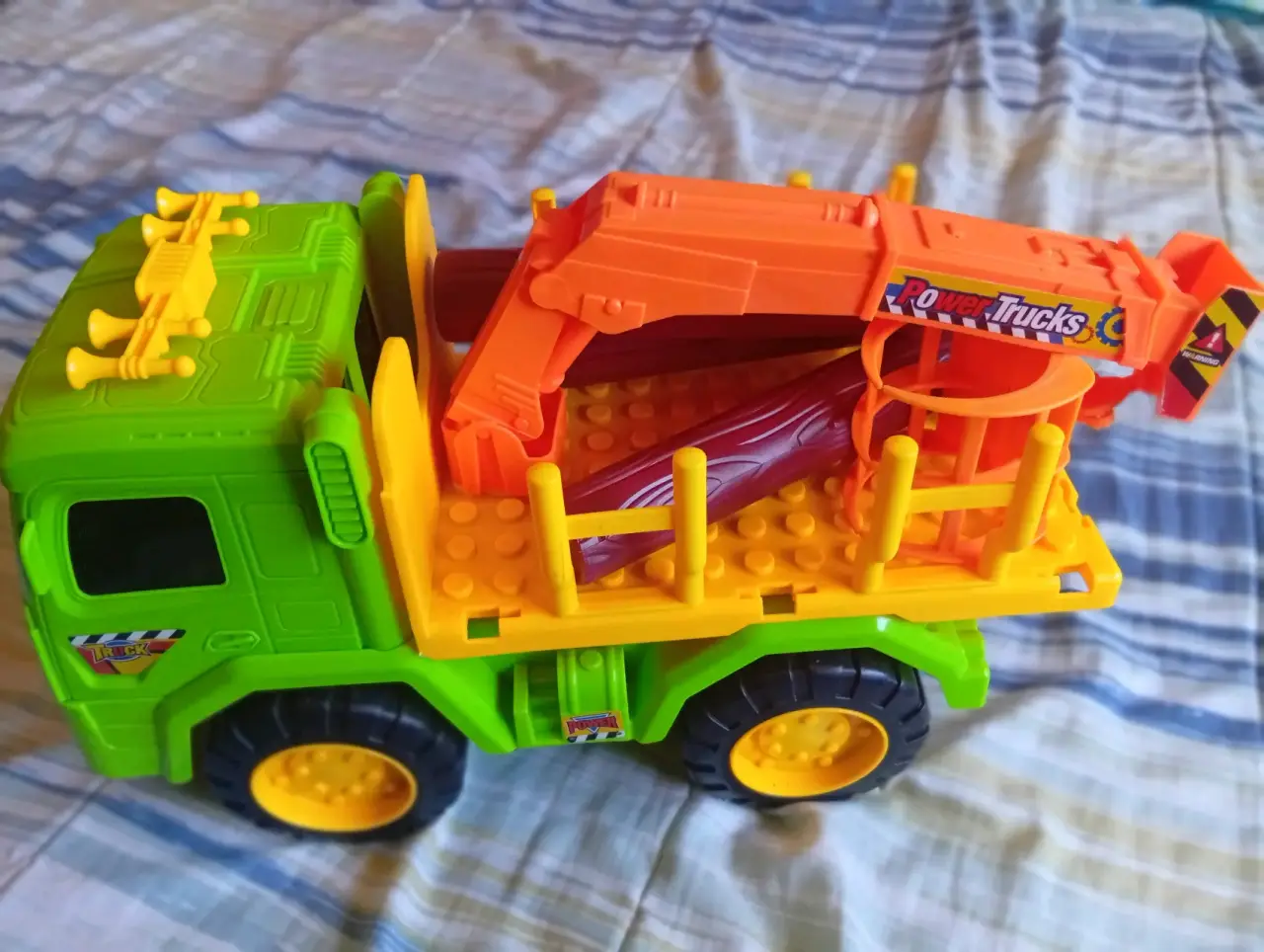 Camión de juguete multicolor con grúa - miniatura 1