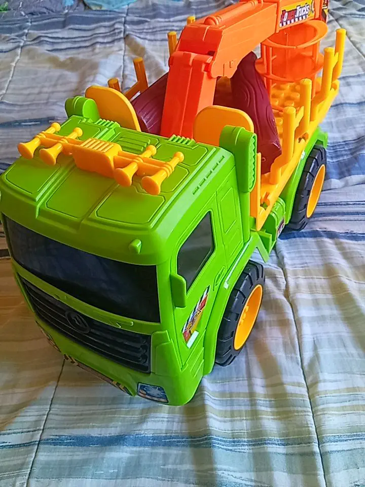 Camión de juguete multicolor con grúa - miniatura 2