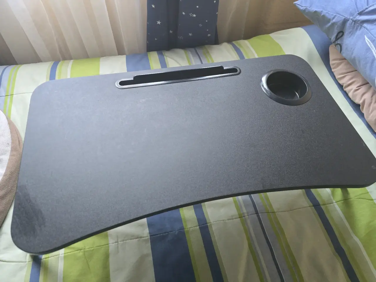 Mesa portátil negra para laptop
