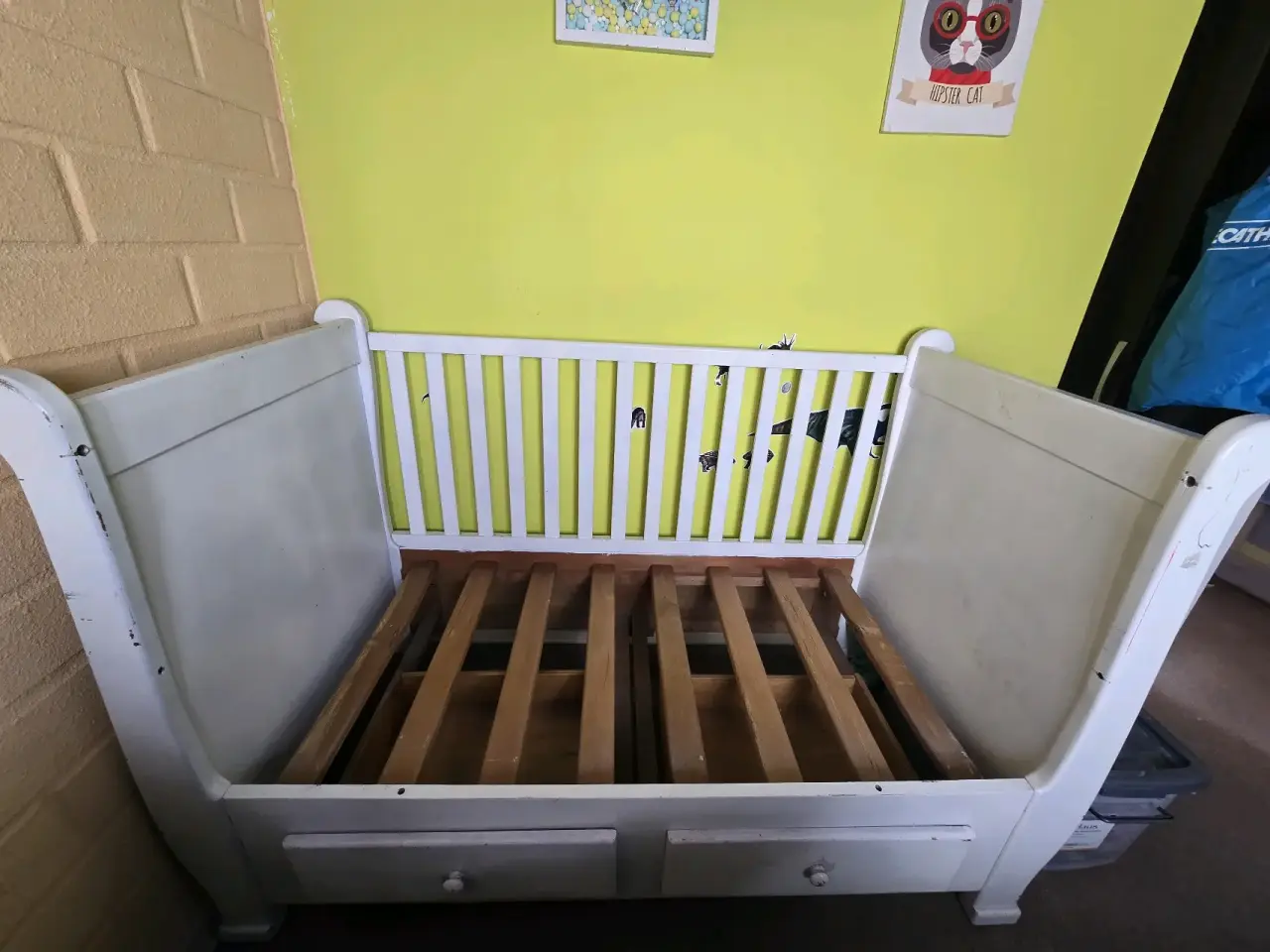 Cuna de madera blanca