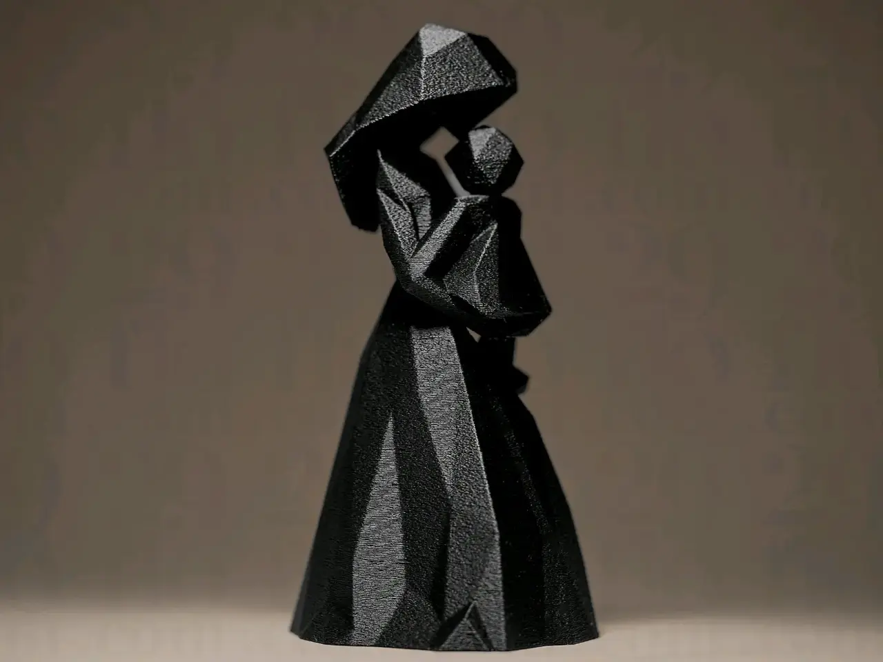 Escultura geométrica de madre e hijo - miniatura 2