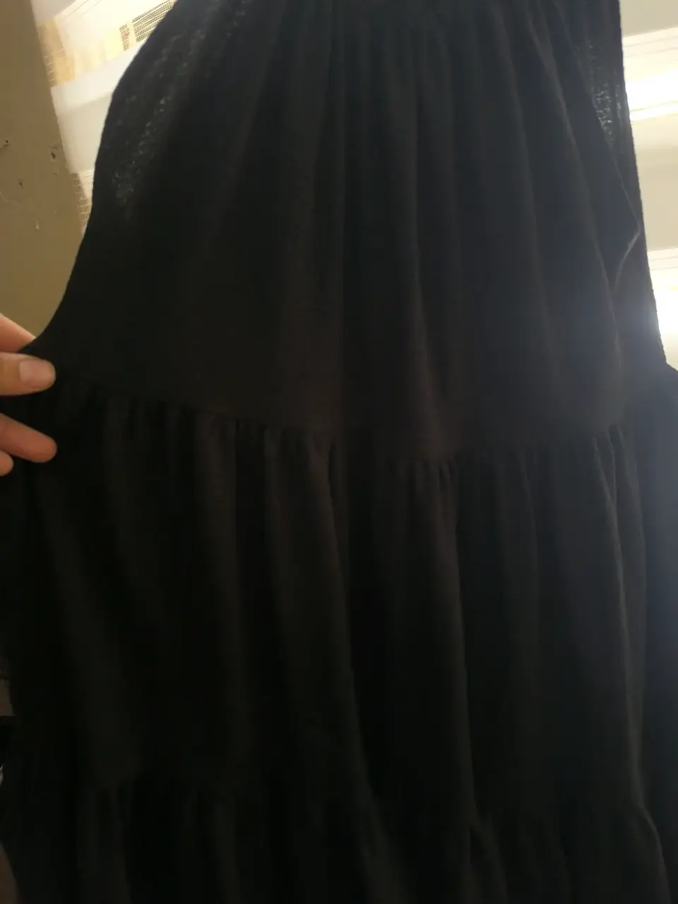 Vestido negro con tirantes - miniatura 2