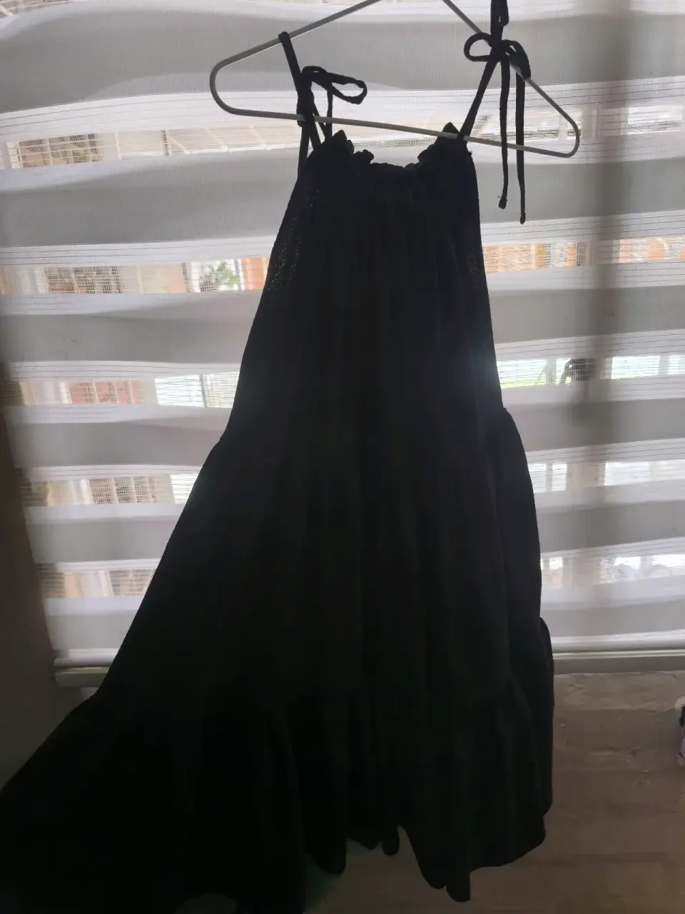 Vestido negro con tirantes - miniatura 3