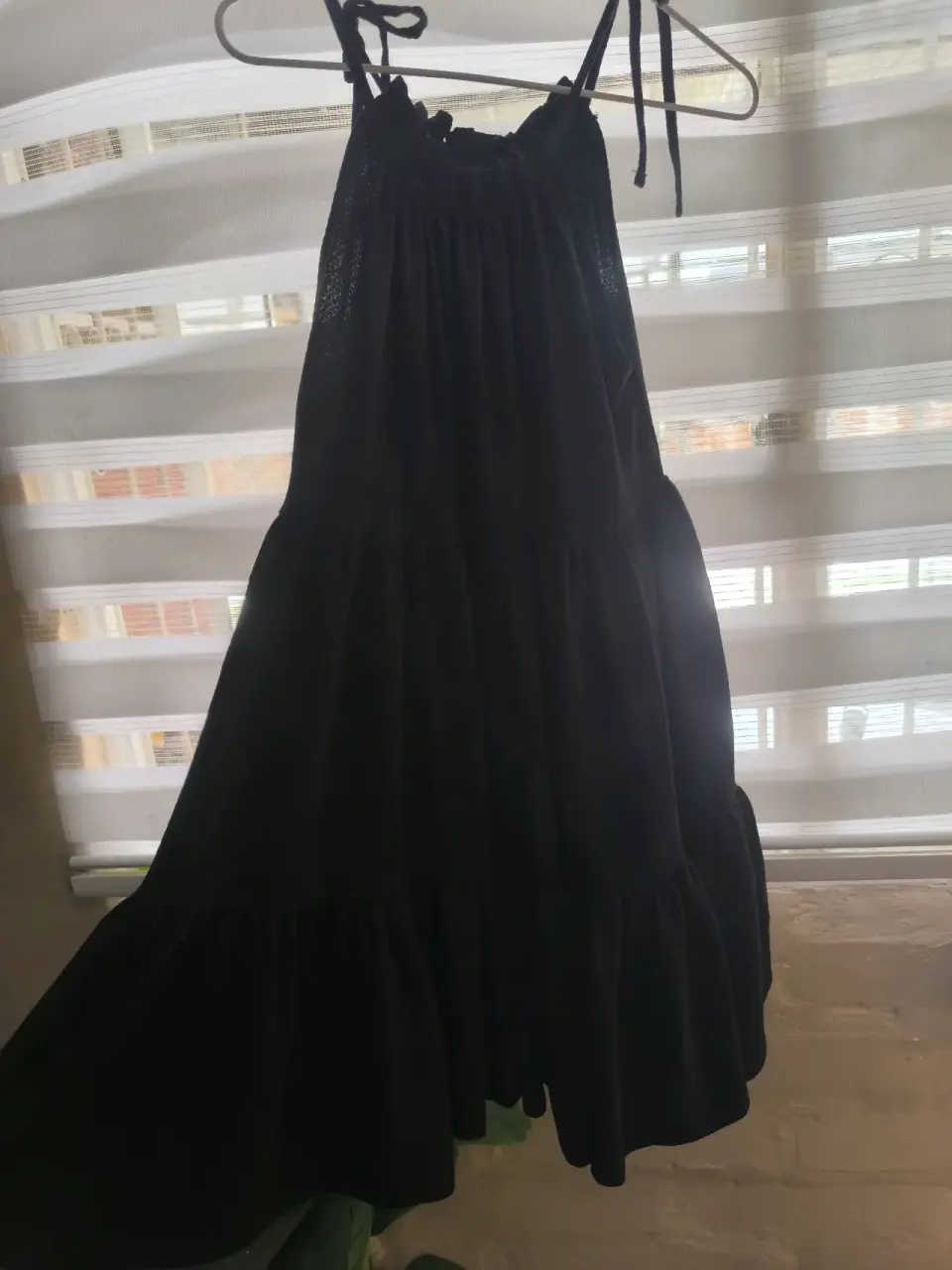 Vestido negro con tirantes - miniatura 4