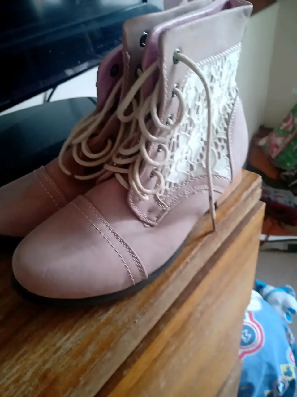 Botines rosas con encaje