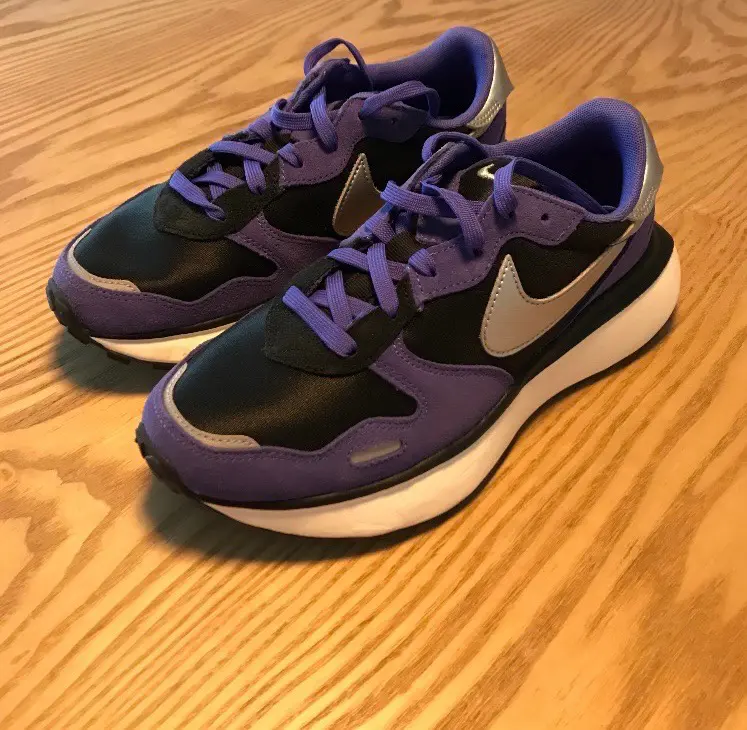 Zapatillas deportivas moradas y negras - miniatura 1