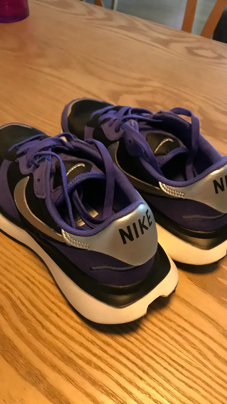 Zapatillas deportivas moradas y negras - miniatura 2