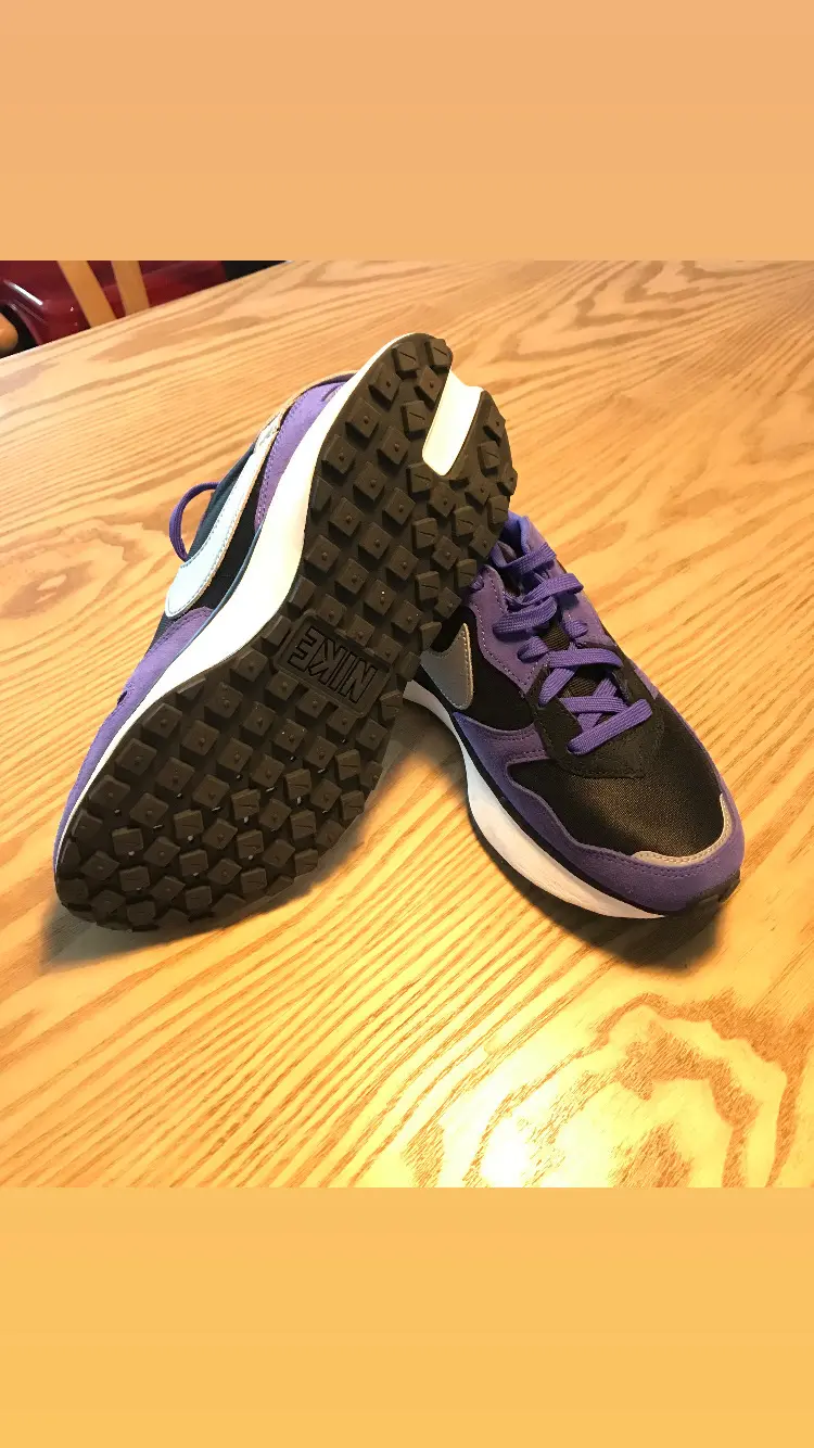 Zapatillas deportivas moradas y negras - miniatura 3