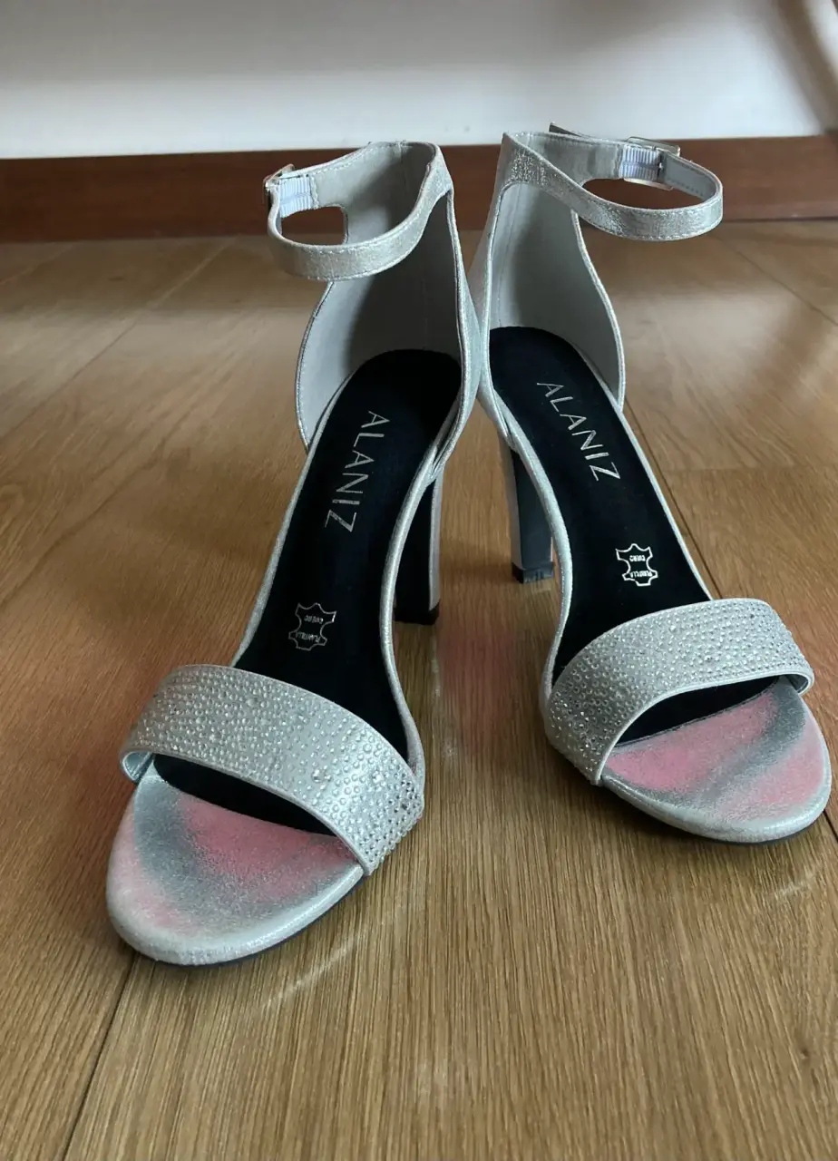 Tacones plateados elegantes Alaniz