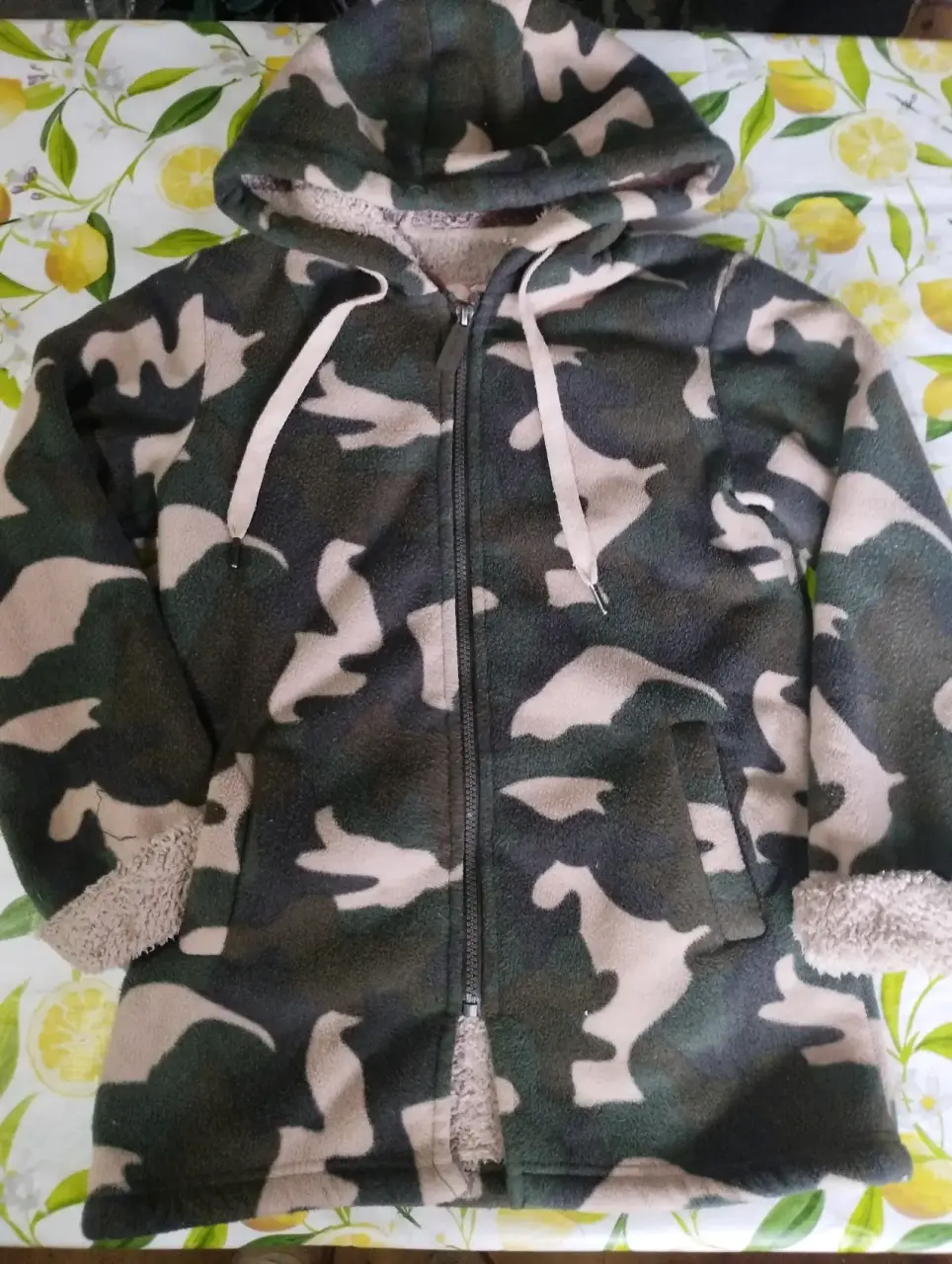 Abrigo polar camuflado con capucha talla 8