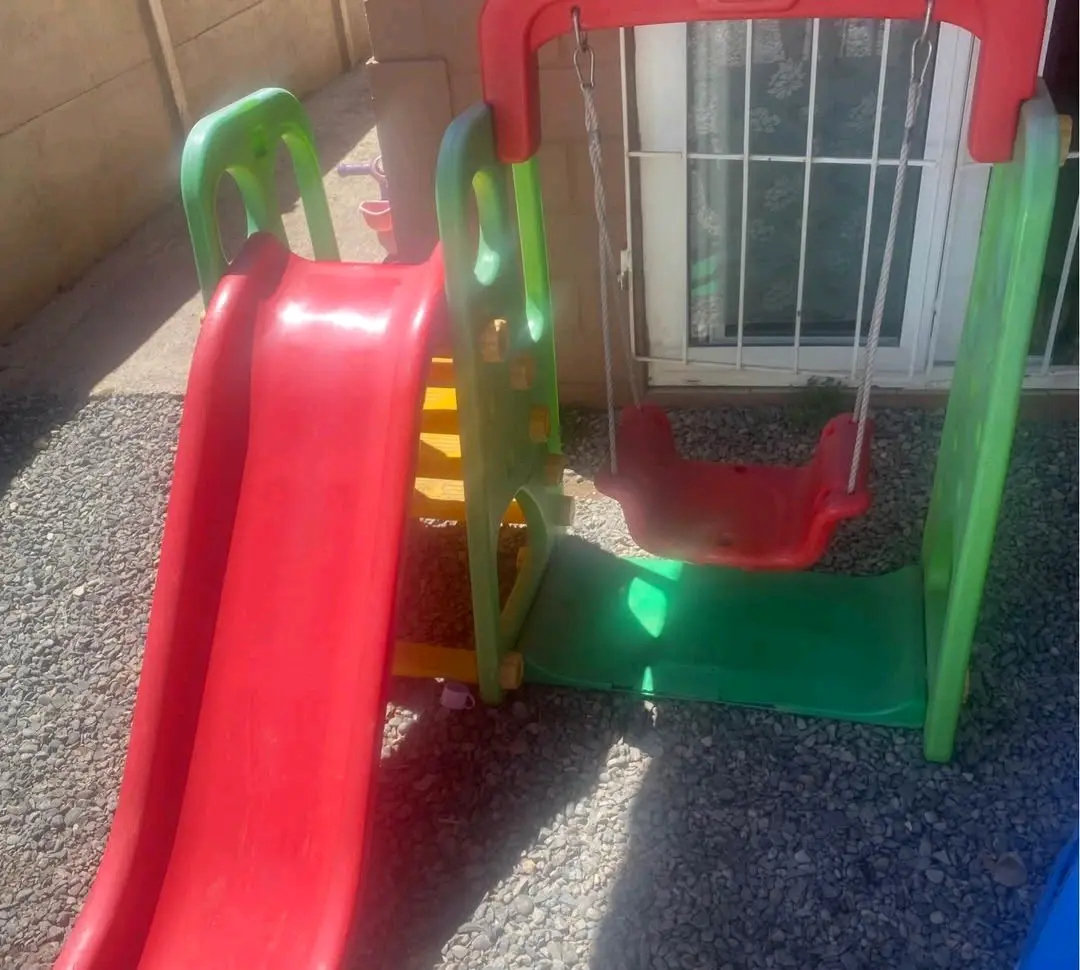 Columpio y resbalín para niños