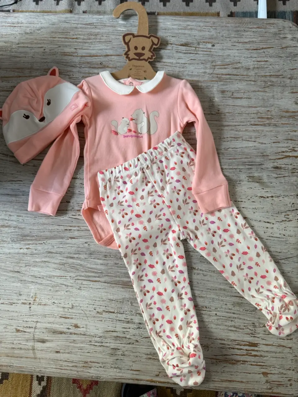 Conjunto bebé rosa con gorro - miniatura 2