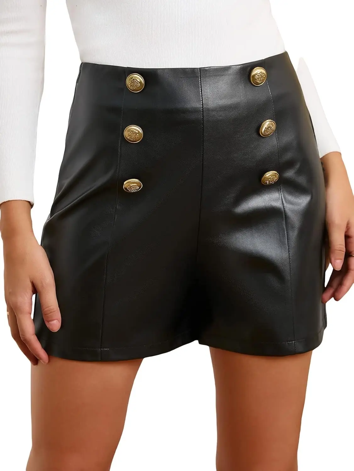 Shorts negros con botones dorados