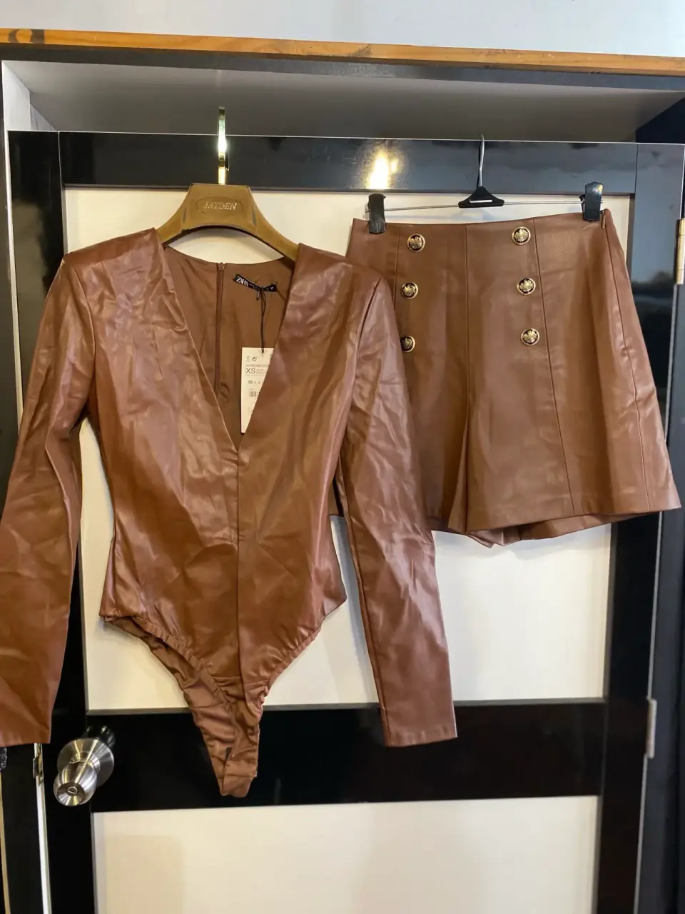Conjunto de body y shorts café