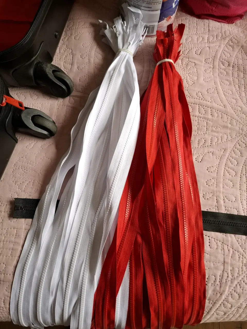 Lote de cierres blancos y rojos