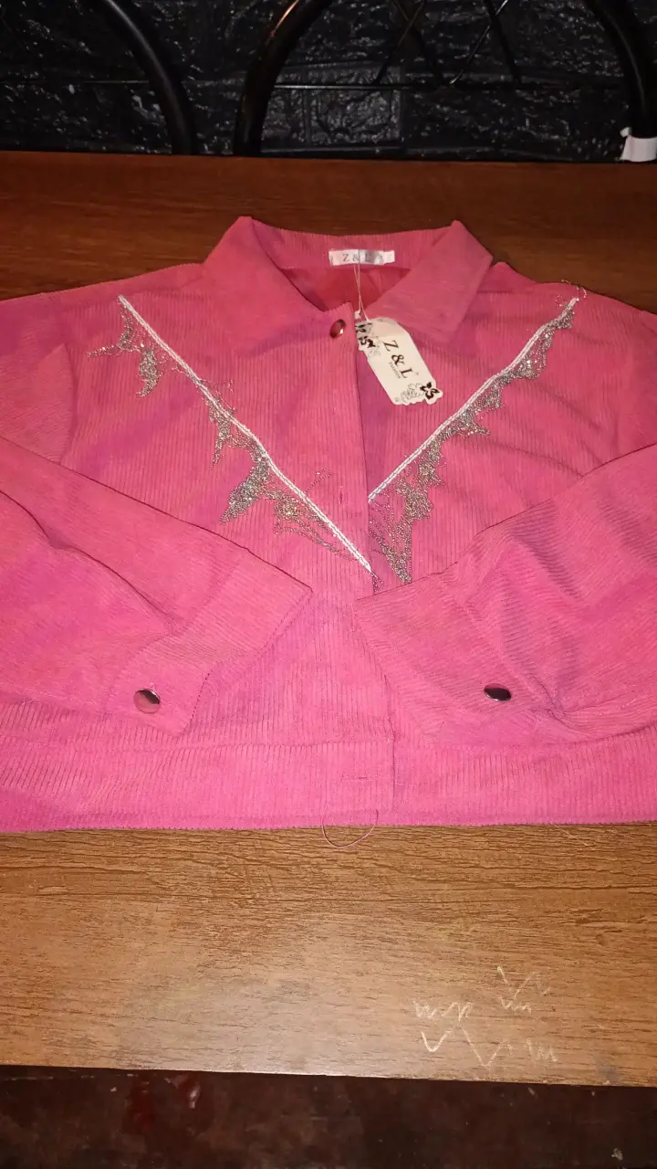 Chaqueta rosada de pana decorada