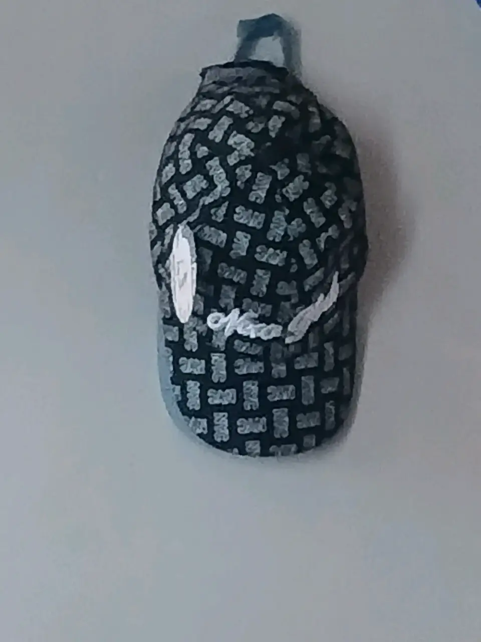 Gorra deportiva azul con estampado