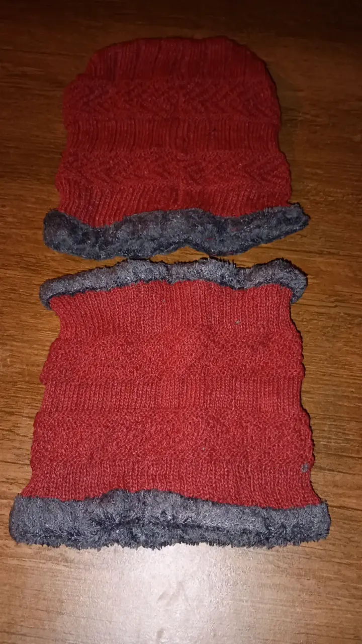 Cuello y gorro de lana roja