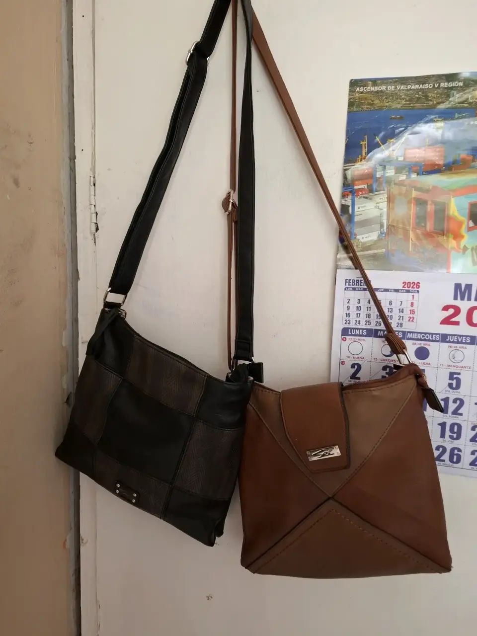 Carteras de cuero en colores oscuros