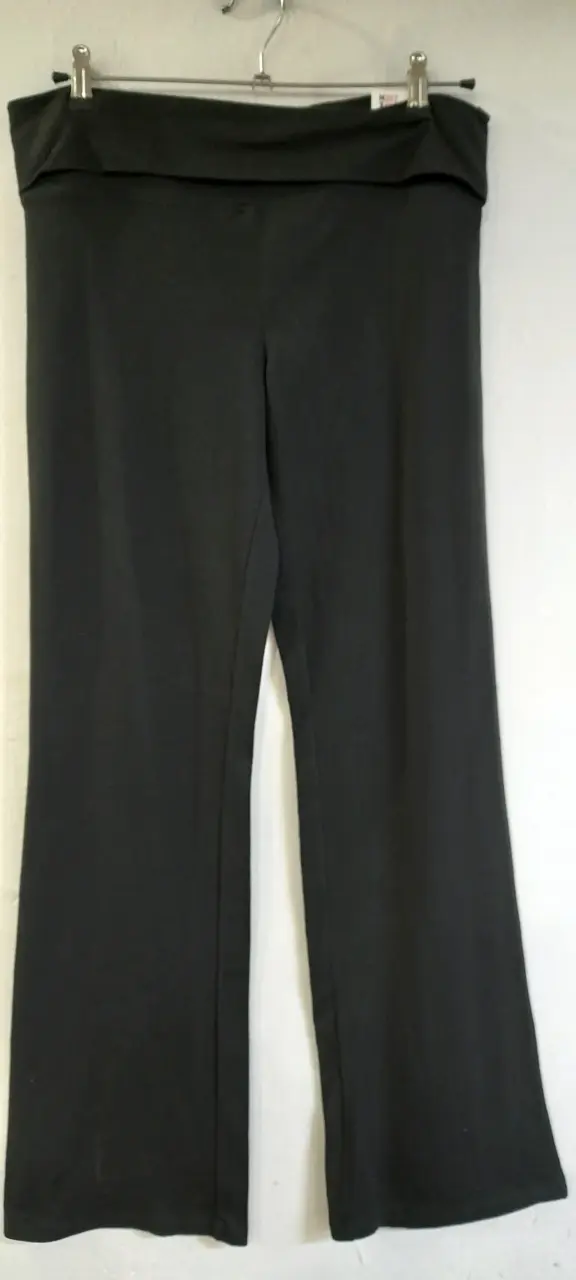 Pantalones negros acampanados