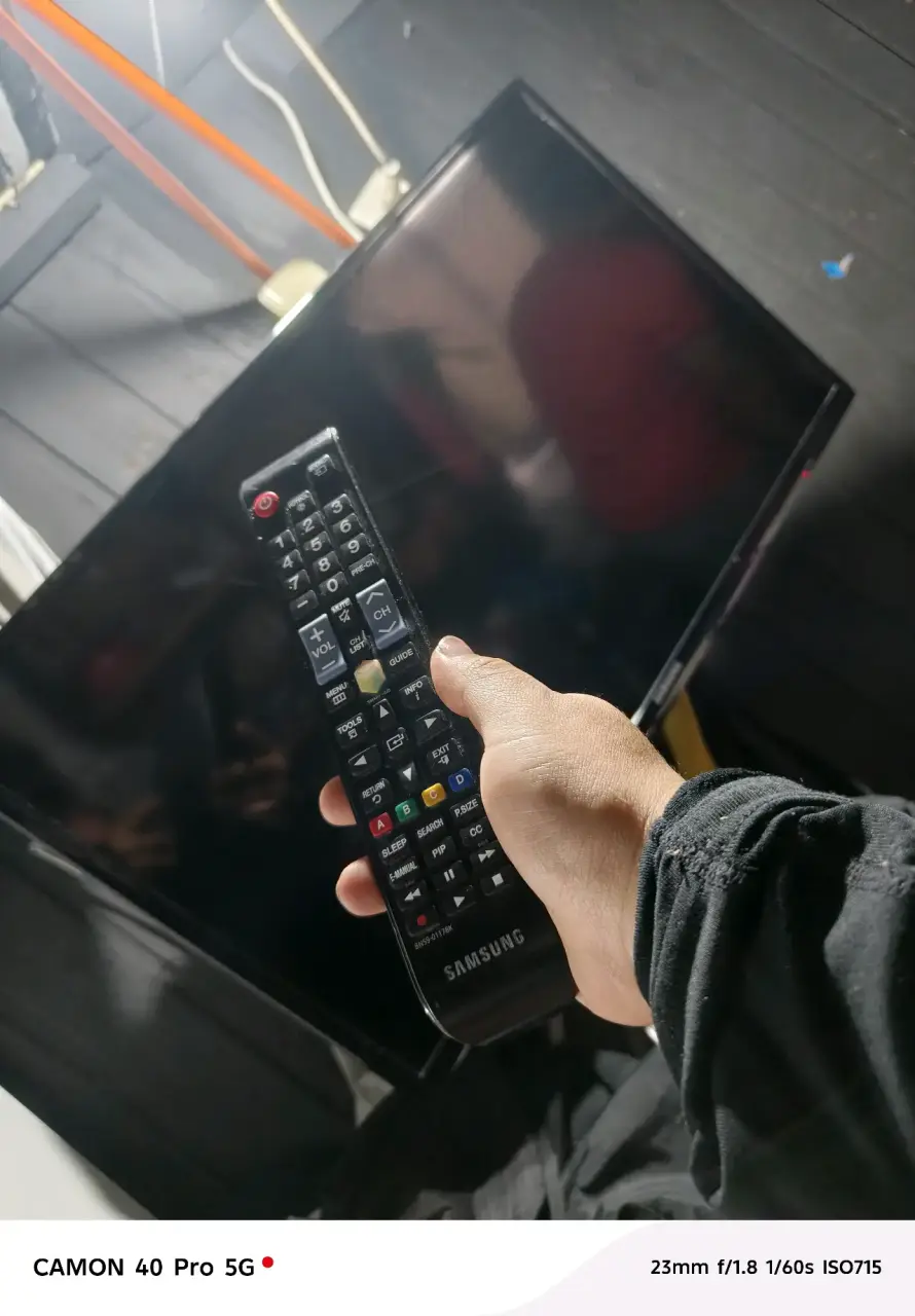 Televisor Samsung con control remoto - miniatura 1