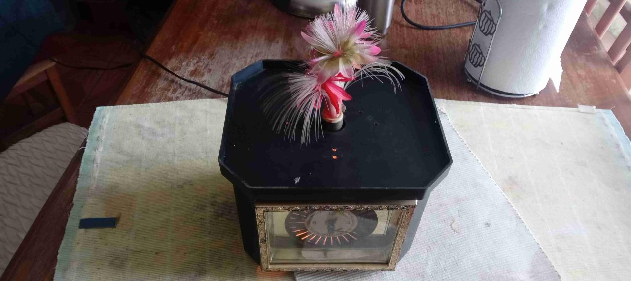 Reloj vintage con flor decorativa - miniatura 1