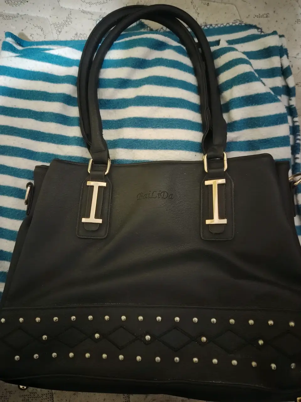 Cartera negra con detalles metálicos - miniatura 1