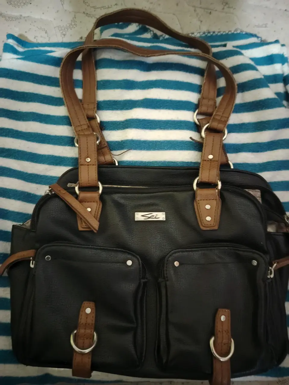 Cartera negra con detalles metálicos - miniatura 2