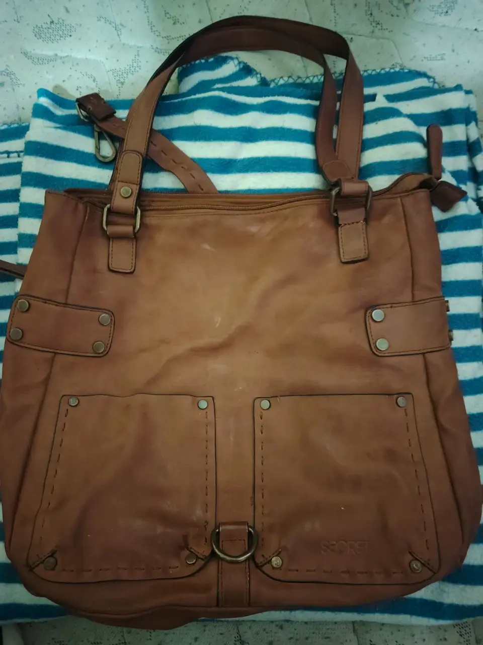Cartera negra con detalles metálicos - miniatura 3