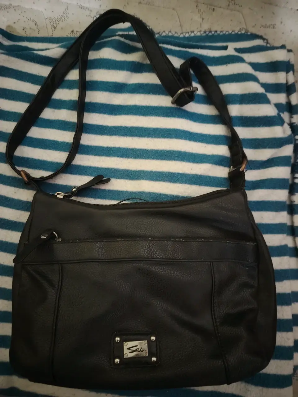 Cartera negra con detalles metálicos - miniatura 4