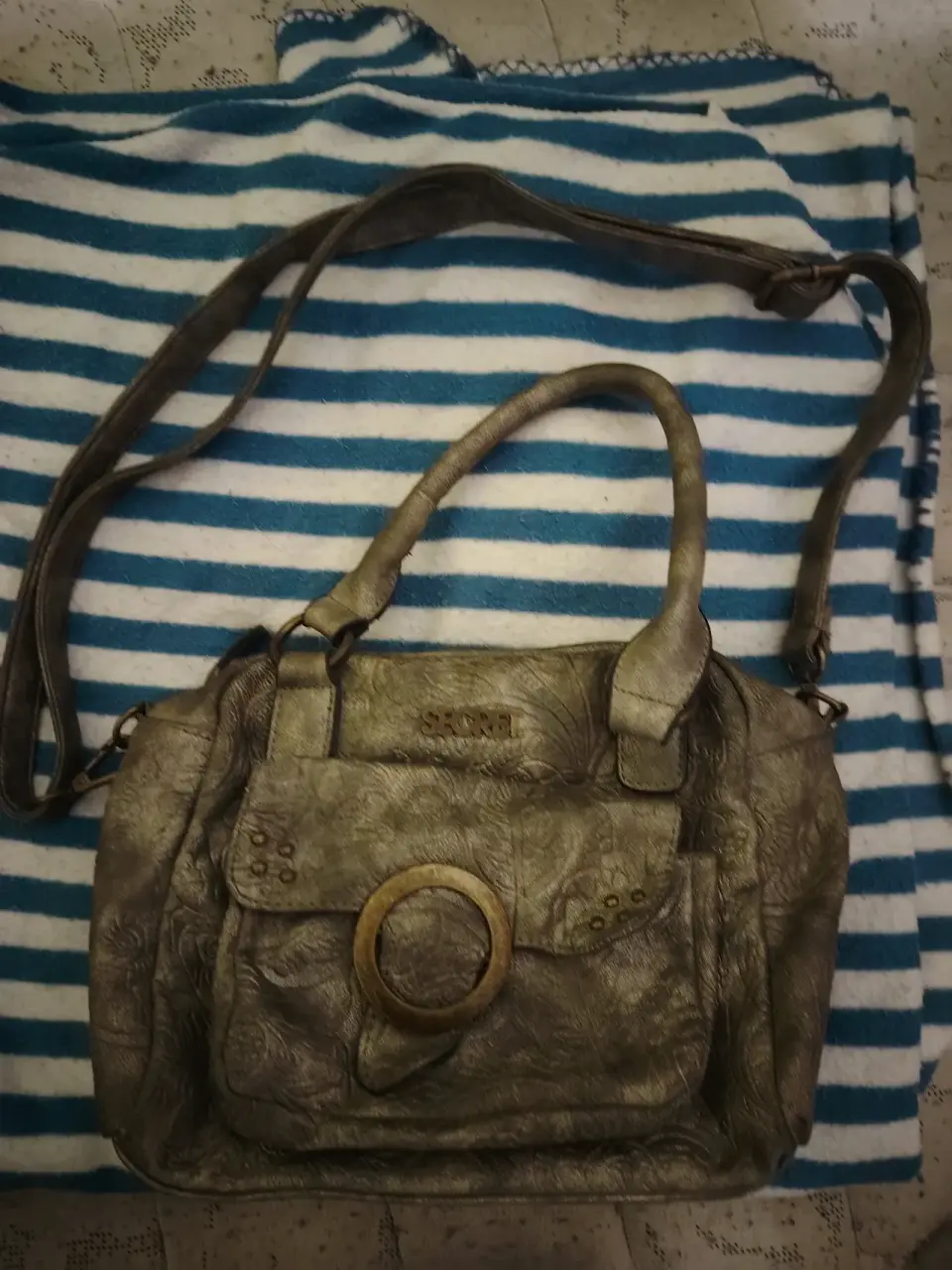Cartera negra con detalles metálicos - miniatura 5